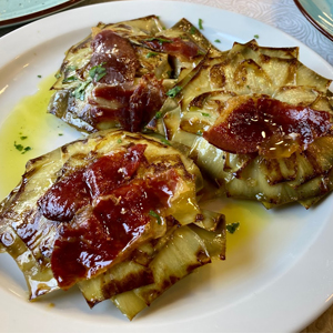 Alcachofas confitadas con jamón